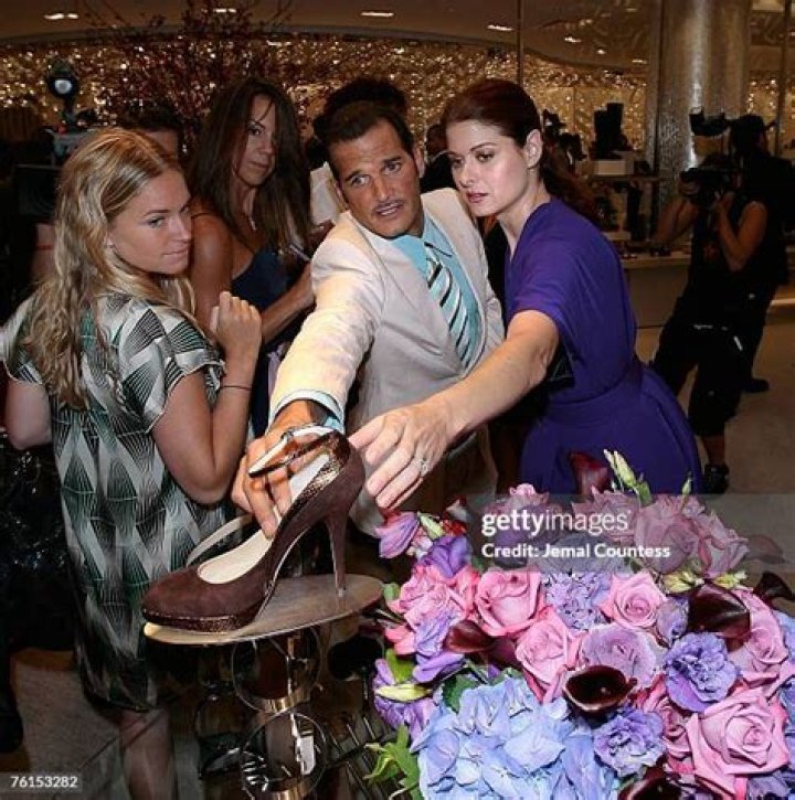 Debra Messing Shoe Size and Body Measurements Celebrity Shoe Sizes