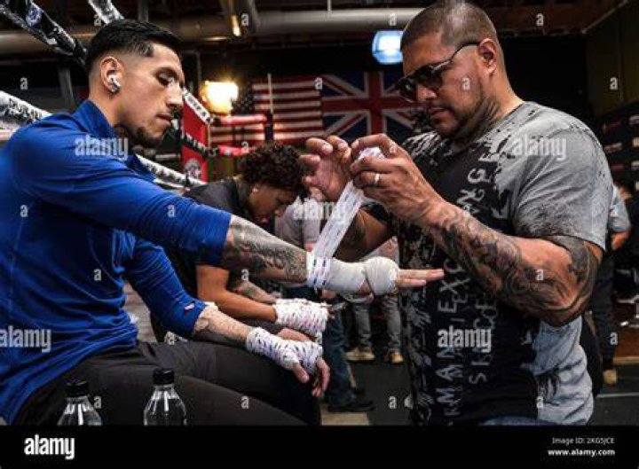 Fernando Vargas introduces his sons...all hell breaks loose Pro