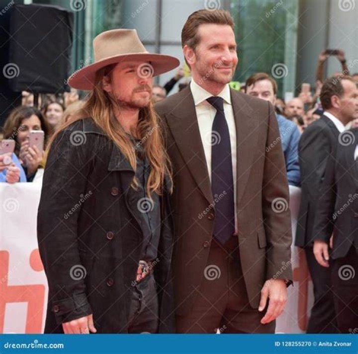 Lukas Nelson Y Bradley Cooper En La Alfombra Roja Para El ` Una