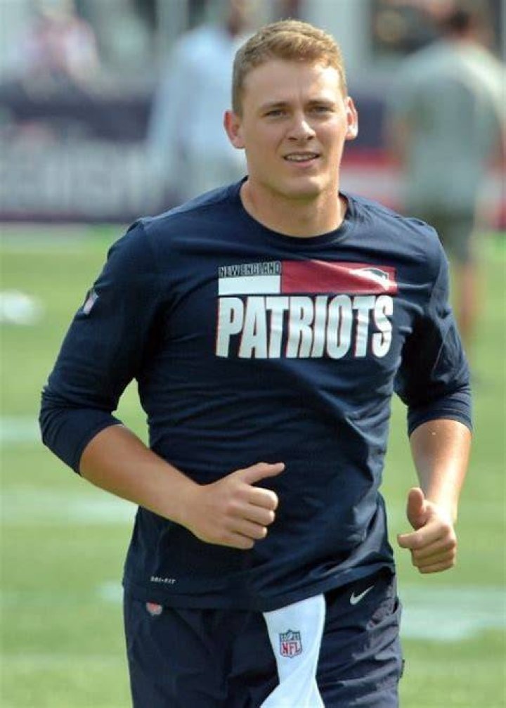 Mac Jones Age, Date of Birth, Girlfriend, high school, 49ers, select Alabama Qb at no.15
