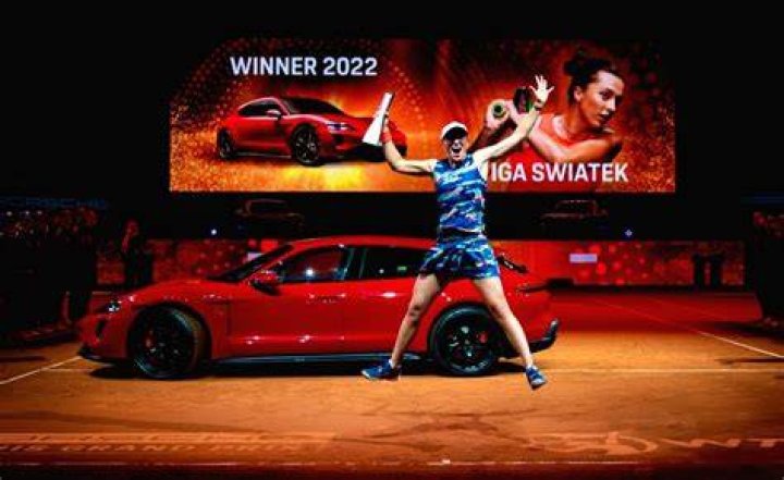 Stuttgart Open Iga Swiatek defeats Aryna Sabalenka to extend winning